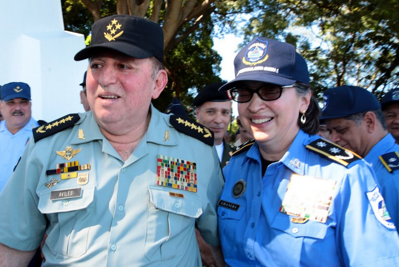 El general del Ejército Julio César Avilés y la primera comisionada de la Policía Nacional Aminta Granera.