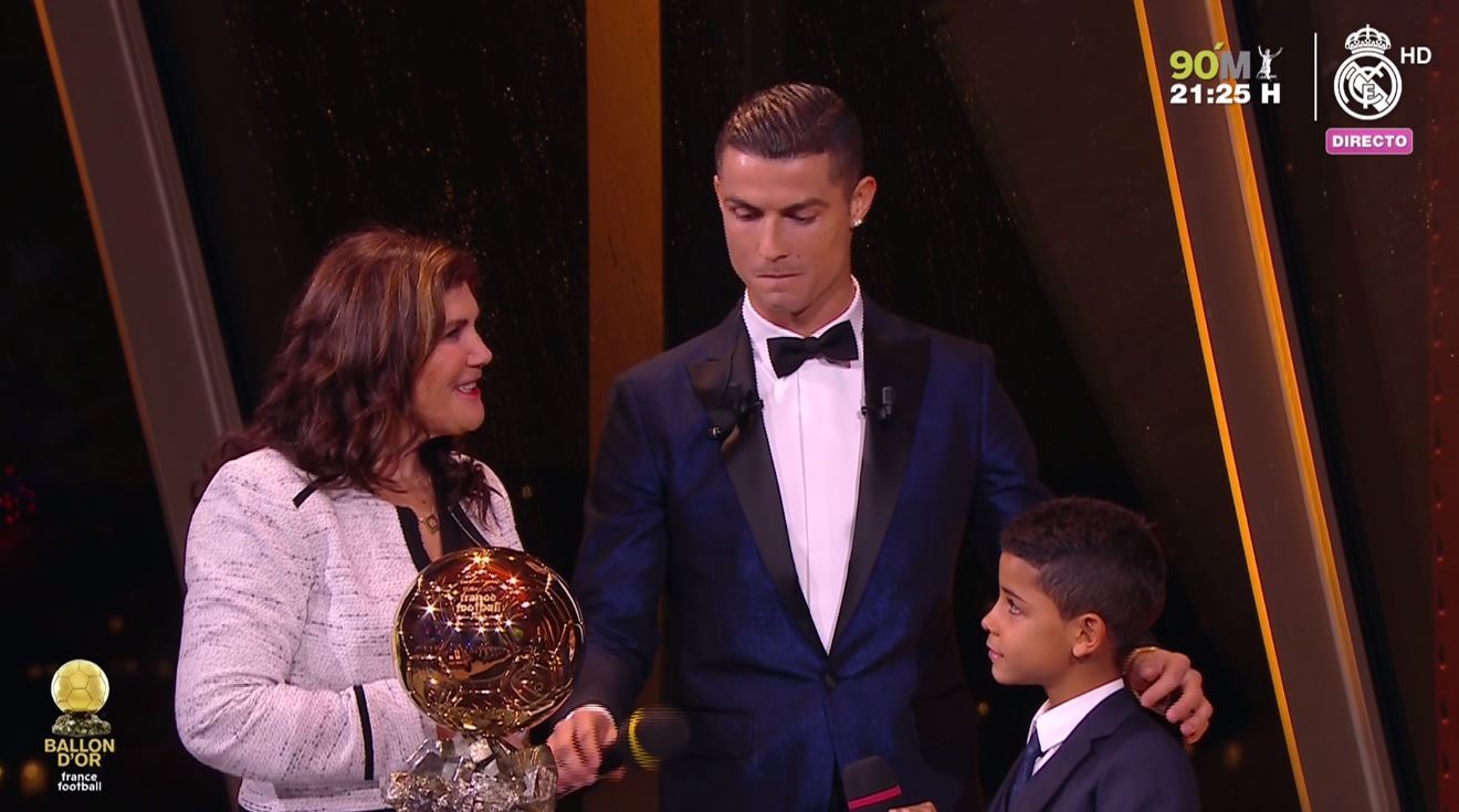 Cristiano Ronaldo gana su quinto balón de oro. Lo celebra con su madre y su hijo mayor
