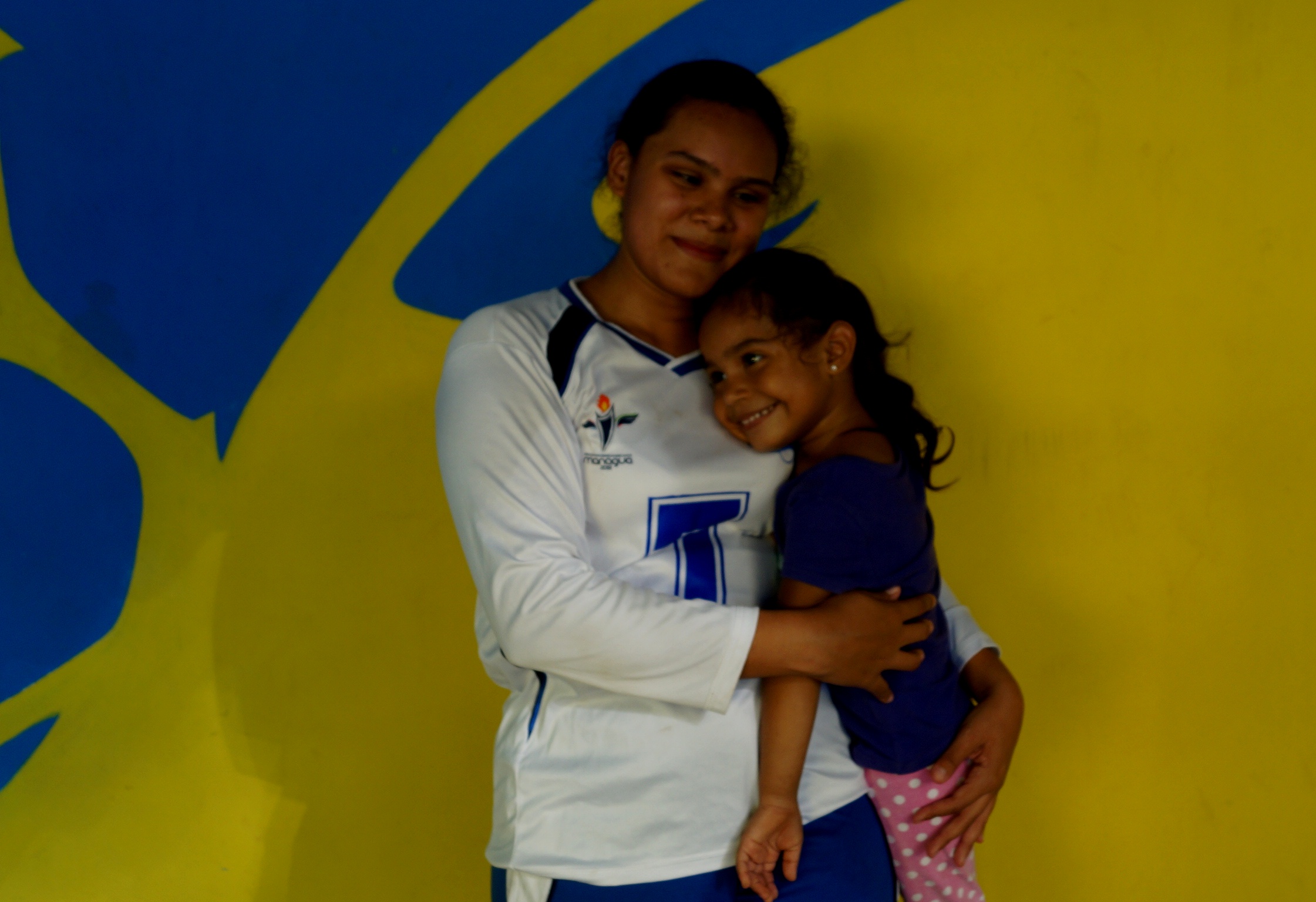 La más goleadora de la selección de Nicaragua junto a su hija de tres años. Foto: A. Cruz
