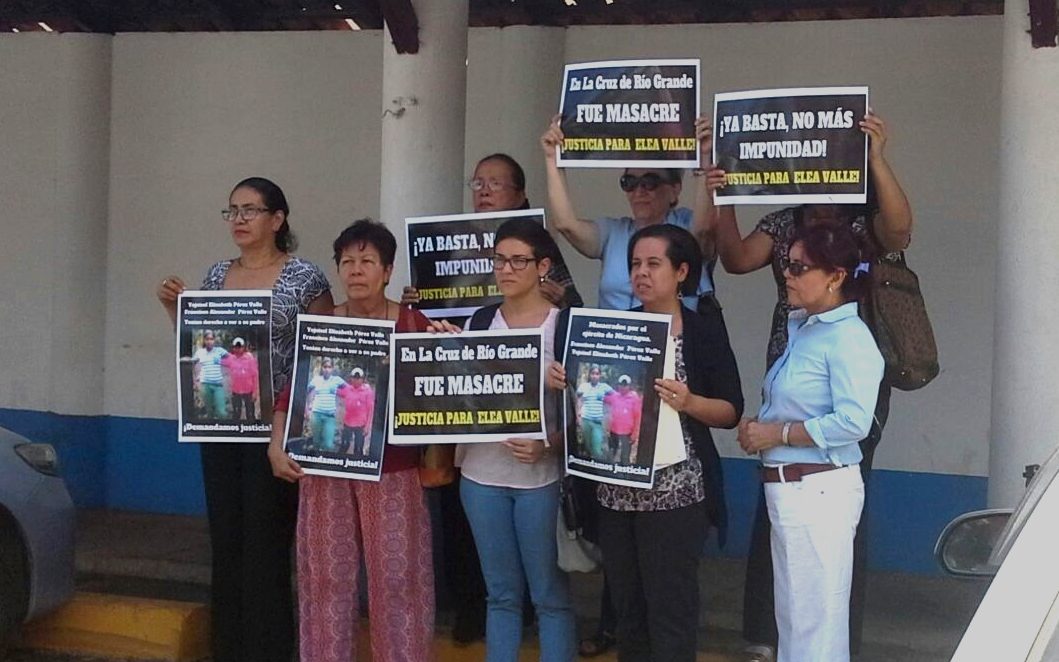 Mujeres denuncian asesinato y abuso de autoridad en el caso de la masacre de La Cruz de Río Grande. Foto: Cortesía