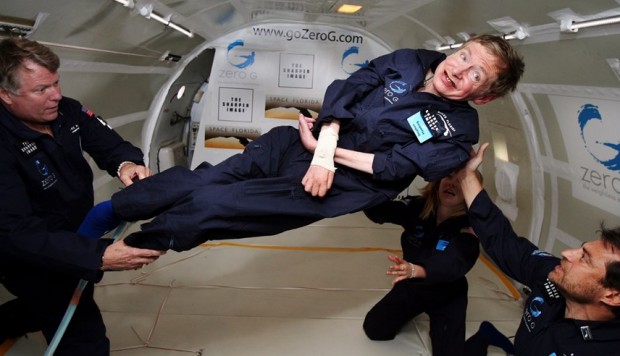 "Fue maravilloso", dijo el científico Stephen Hawking en abril del 2007 al experimentar el estado de gravedad cero. (Foto: AFP)
