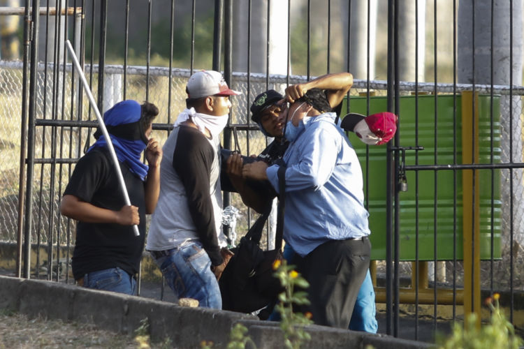 Momento en que turbas orteguistas le quitan la cámara a foto periodista Uriel Molina. Foto: Cortesía/La Prensa