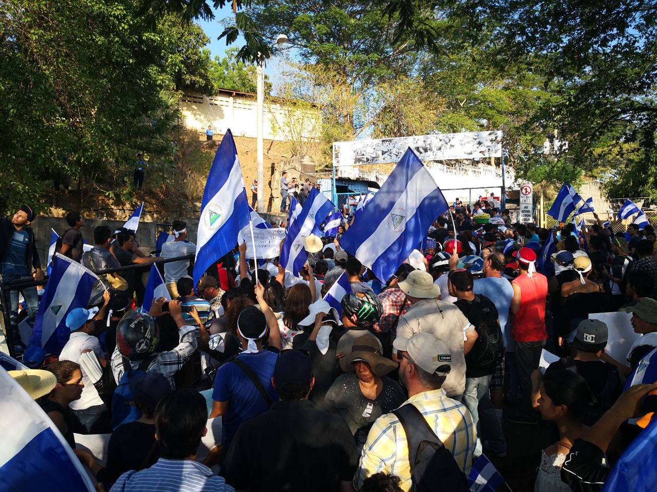 Miles de nicaraguenses protestan frente a "El Chipote". Foto: A. Navarro