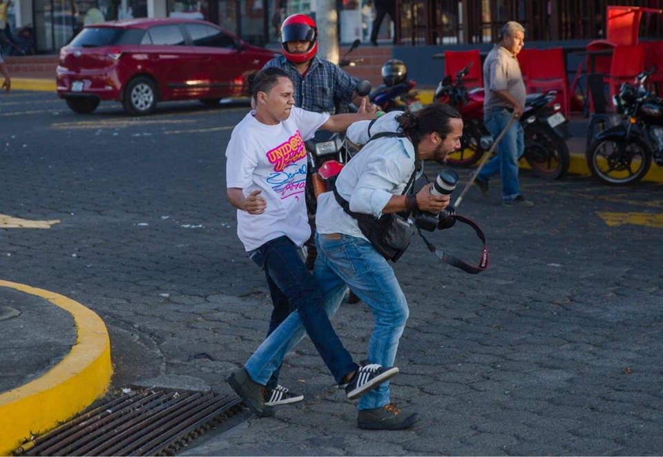 Periodista agredido por las turbas orteguistas. Foto: Jorge Torres, de la Agencia EFE