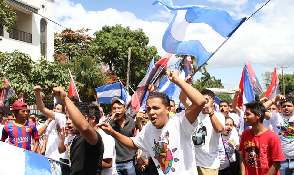 Juventud Sandinista asedia plantón en Managua y agrede a periodistas de Artículo 66. Foto: Nuevo Diario