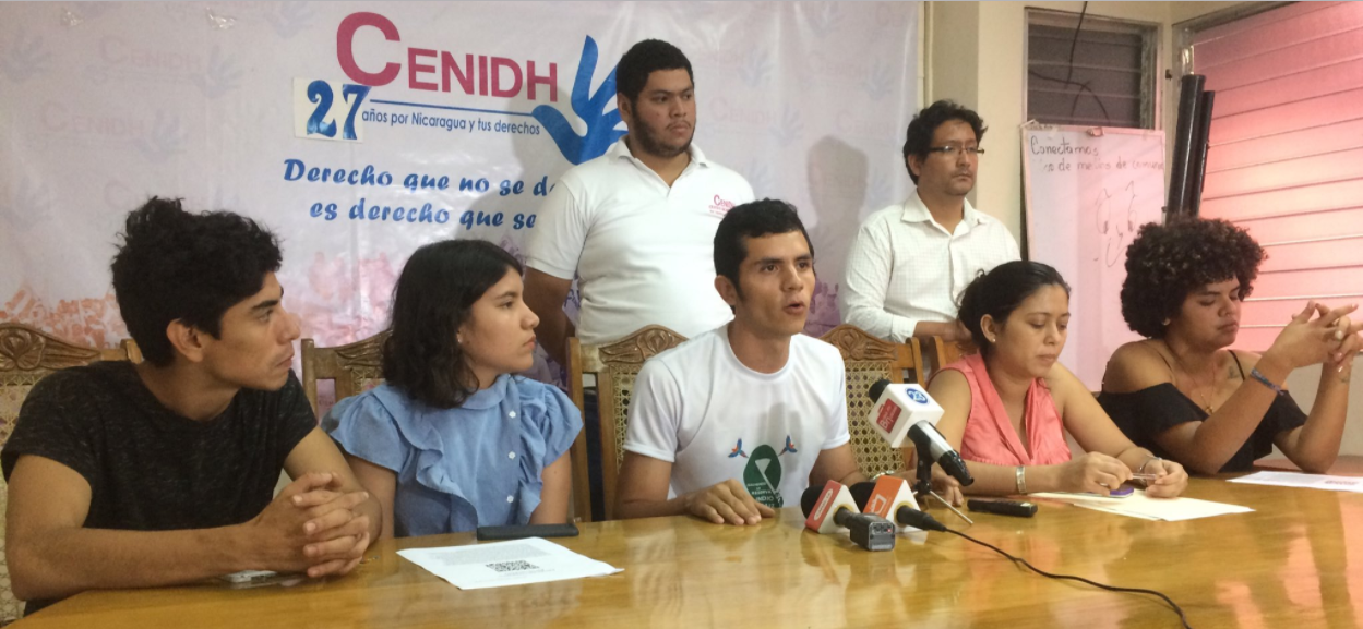 Jóvenes denuncian represión de la Policía Nacional. Foto: Gerall Chávez