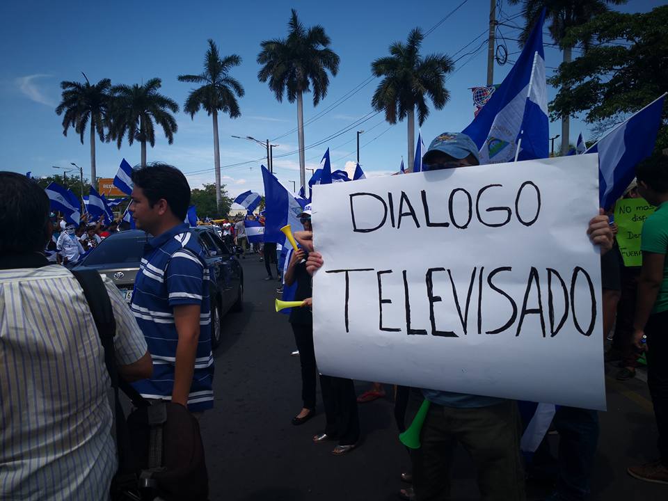 Ciudadanos exigen ver el Diálogo Nacional transmitido en vivo para todos los nicaragüenses. Foto: A. Navarro