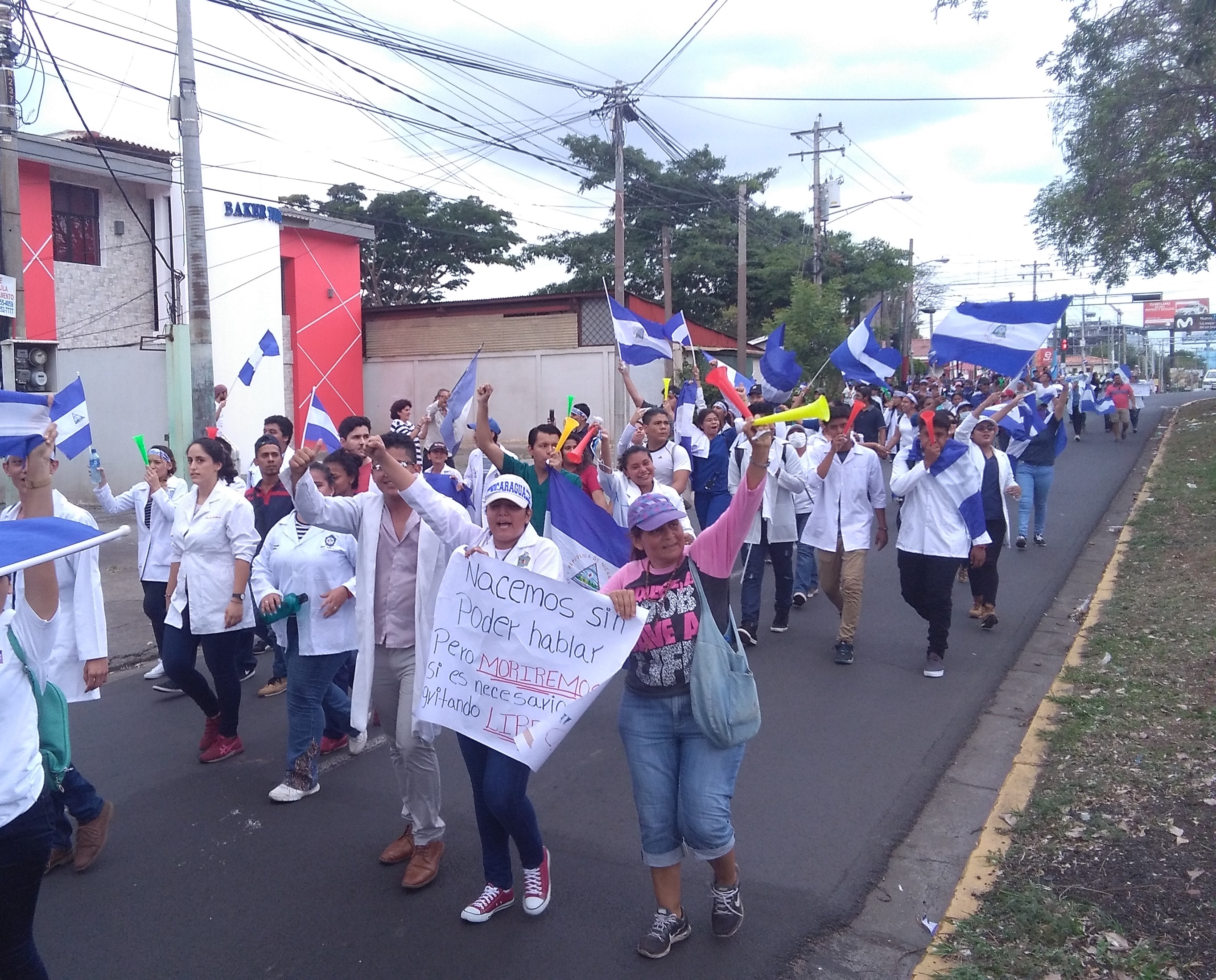 Marcha de estudiantes de medicina hacia la UNAN-Managua. Foto: J. Somarriba