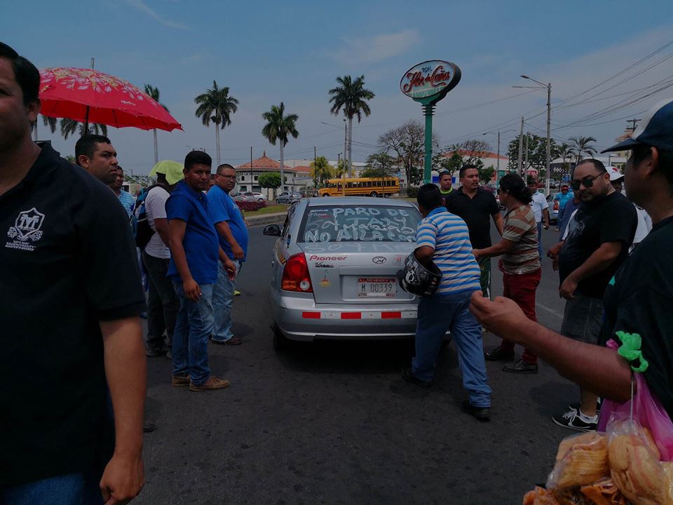 Taxistas y caponeros de Managua y Ciudad Sandino protestan por el alza de los combustibles. Foto: Artículo66