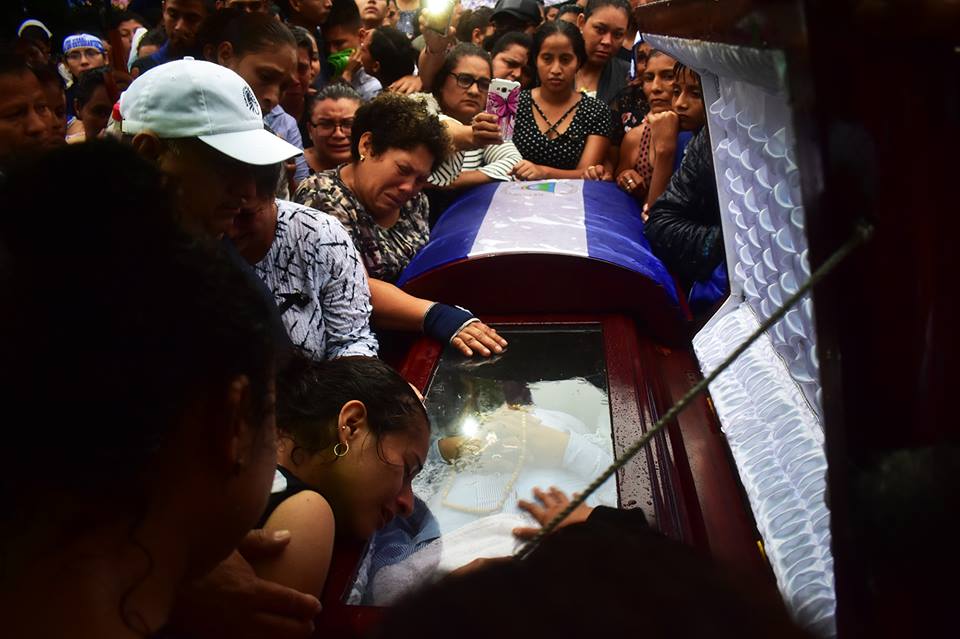 Entierro de José Cascos asesinado por las turbas orteguistas. Foto: tomada del perfil de Heydi Salazar