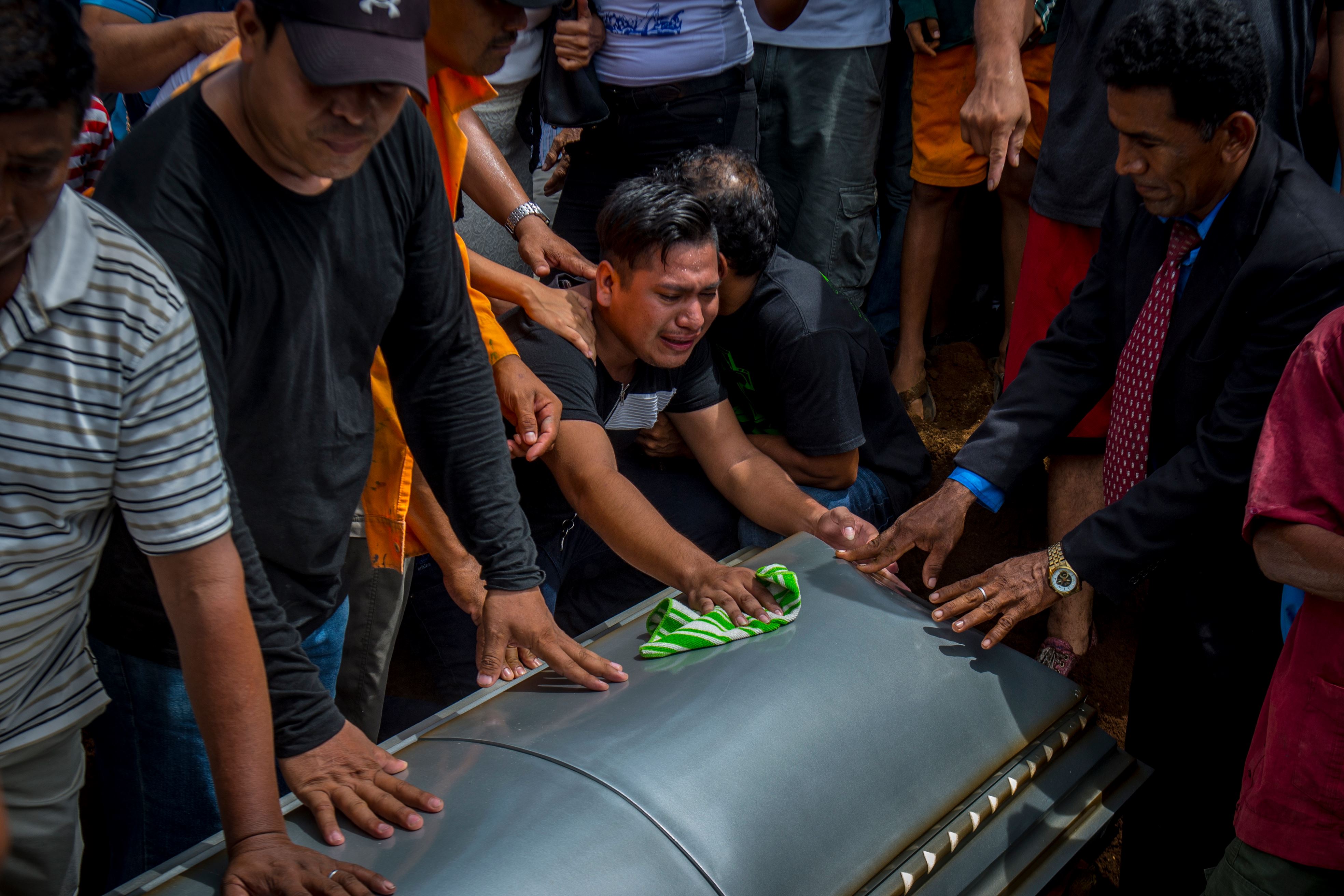 Momento en que nicaragüenses enterraban a seis miembros de una familia que fueron calcinados por un incendio provocado: Foto: Cortesía