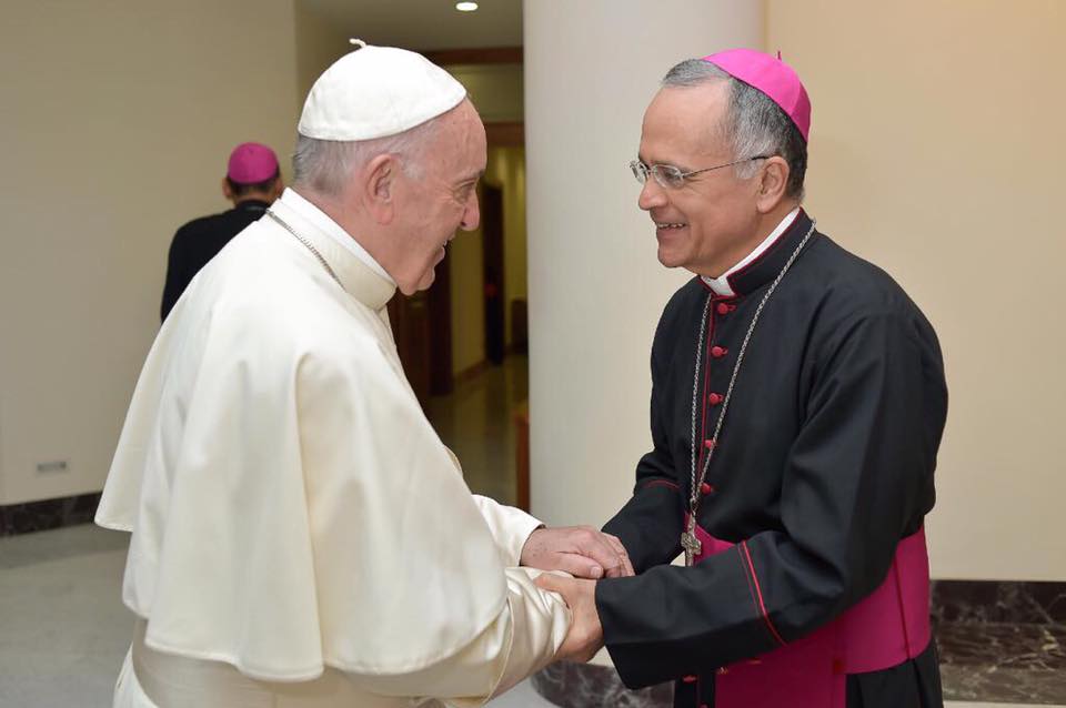 Monseñor Silvio Báez junto al Papa Francisco. Foto: Cortesía