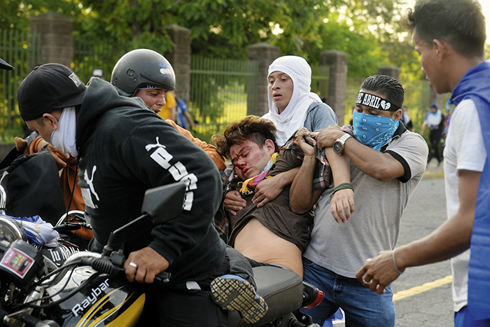 Una persona resulta herida en ataque de los grupos paramilitares del Gobierno contra la población civil que marchaba pacíficamente acompañando a las Madres de Abril. Foto Jader Flores/ LA PRENSA