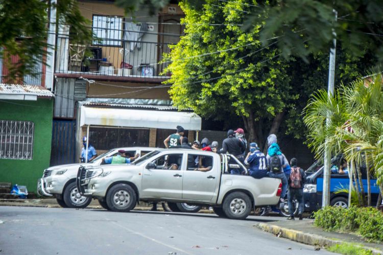 Paramilitares actuando en complicidad con la Policía, para atacar al pueblo nicaragüense que protesta. FOTO/LA PRENSA/CARLOS VALLE.