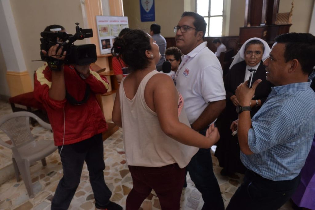 Turbaas orteguistas enviadas por el orteguismo agrediendo a periodista de 100%Noticias. Foto: La Prensa