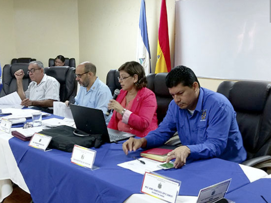 Roberto Flores, secretario general de la Asociación de Trabajadores Docentes (ATD), primero de derecha a izquierda, viste camisa azul mangas largas. Foto: UNAN