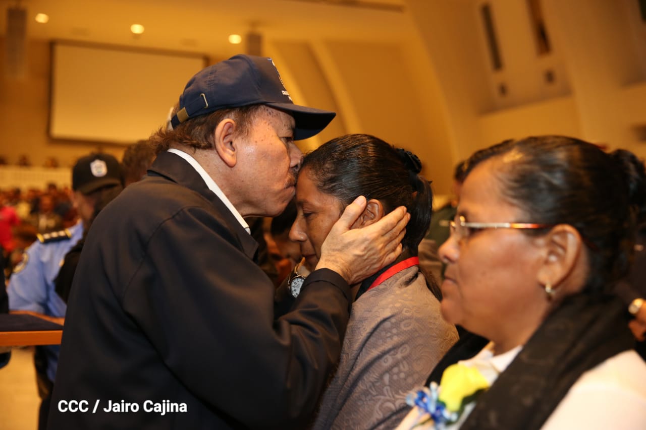 Daniel Ortega entrega condecoración a falsa pareja de policía asesinado en protestas. Foto/El19Digital