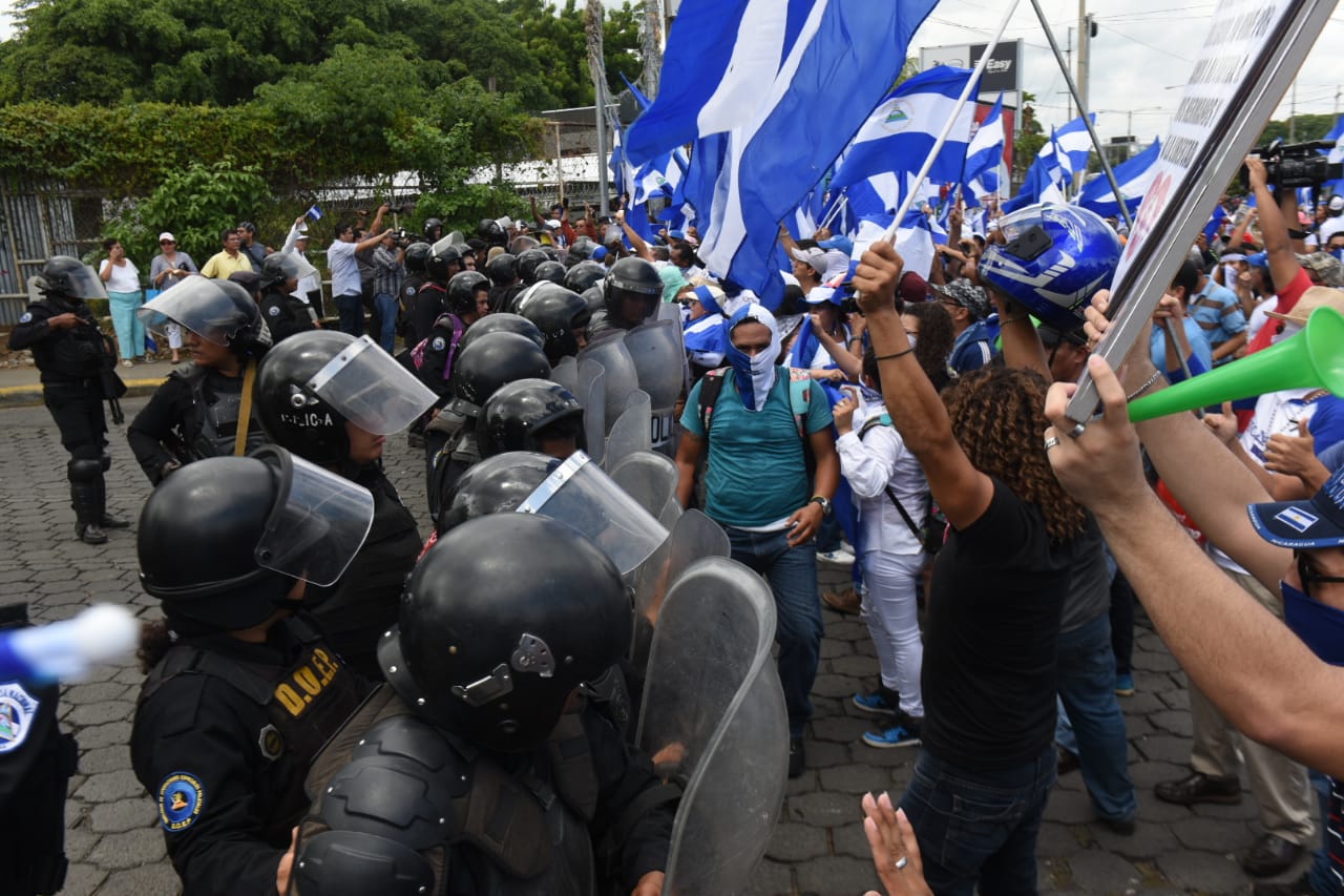 Disparos, intimidación y violencia en la Marcha de las banderas. Foto: La Prensa