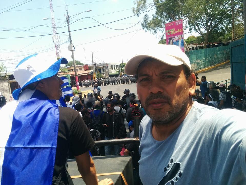 El delito de Javier Espinoza, era prestar su camión y su equipo de sonido para amenizar las marchas azul y blanco. Foto/Redes Sociales