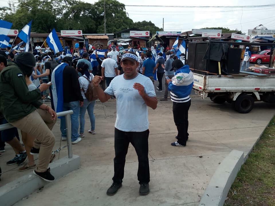 Policía calla sobre Javier Espinoza, el sonidista de las marchas azul y blanco. Foto/Redes Sociales