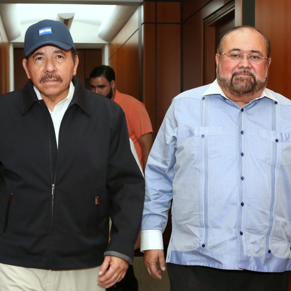 Daniel Ortega, presidente de Nicaragua, junto a Roberto Rivas, ex presidente del CSE y sancionado por la ley Global Magnitsky. Foto: Confidencial