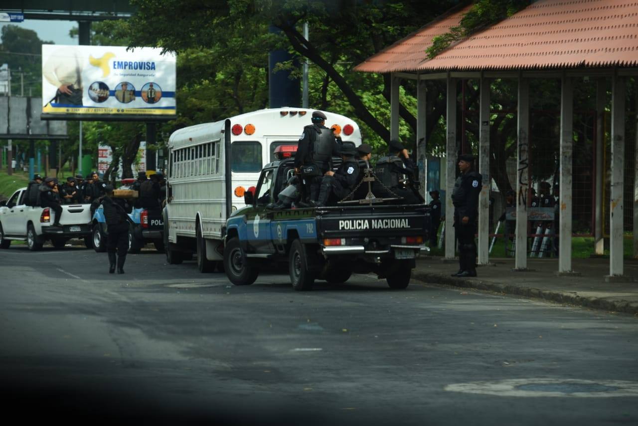 Autoconvocados protestan en Catedral de Managua a pesar del asedio de la policía del régimen. Foto: La Prensa