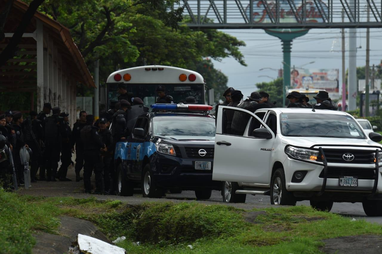 Policía orteguista asedia alrededores de la Catedral de Managua. Foto: La Prensa