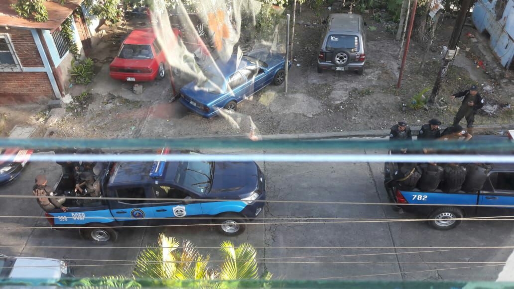 Policía ortegusita asedia Radio Voz, Matagalpa. Foto: Cortesía