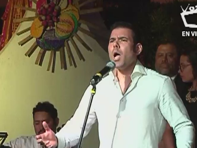 El tenor de la familia Ortega-Murillo cantó en serenata a la Virgen en El Viejo. Foto: Cortesía