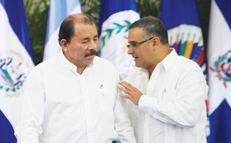 Daniel Ortega, junto al exmandatario salvadoreño Mauricio Funes.