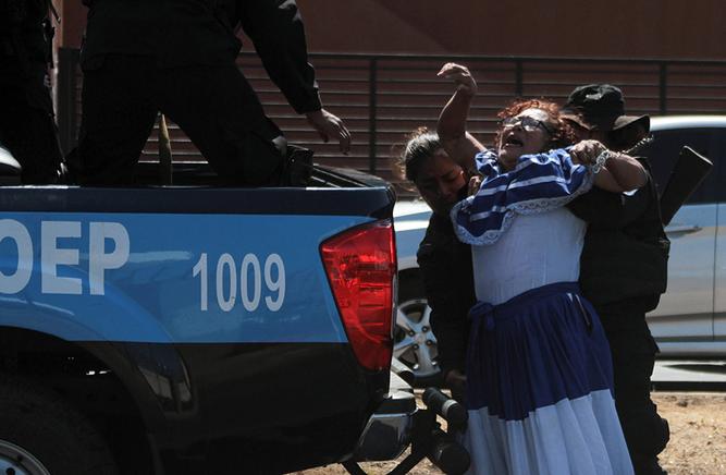 Policía orteguista al momento de la detención a Flor Herrera. Foto: Cortesía/AFP