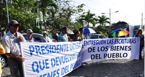 Ciudadanos de Camoapa exigen a la exalcaldesa Teresa Rodríguez, entregar las propiedades de la municipalidad. Foto: La Prensa