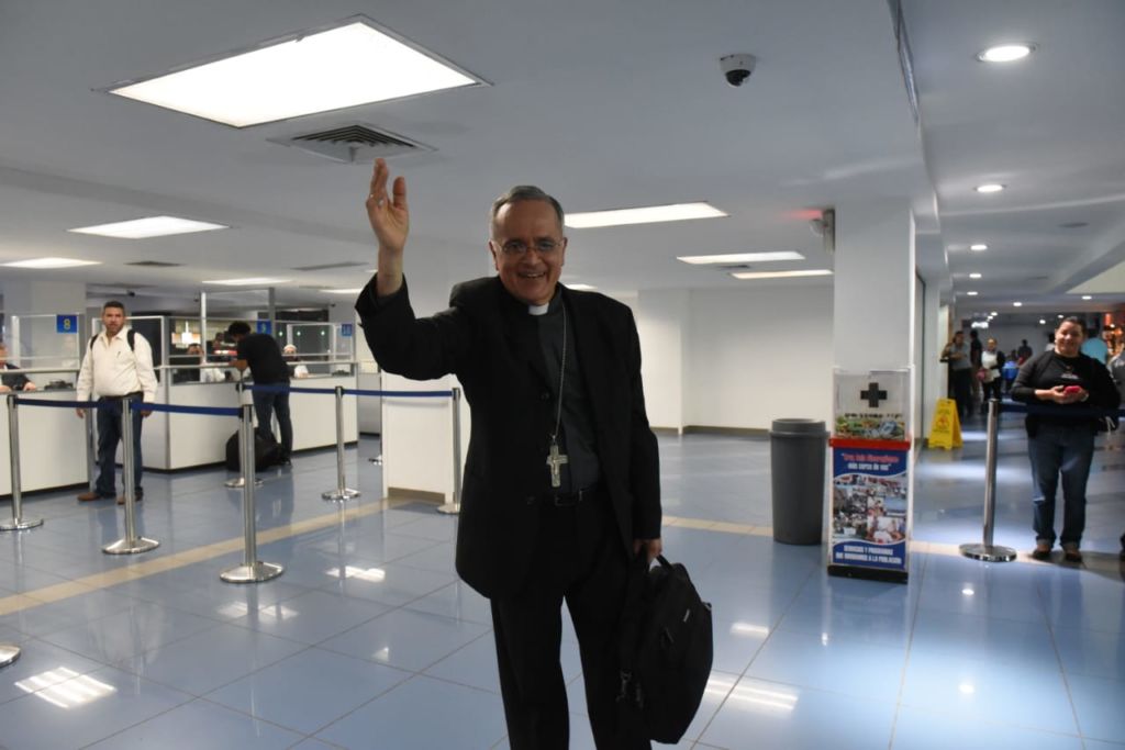 Monseñor Silvio Báez, en su despedida: “Llevo a todo el pueblo de Nicaragua en mi corazón”. Foto: La Prensa
