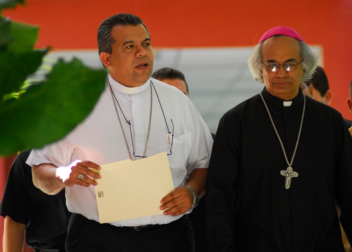 Sándigo, junto al arzobispo Leopoldo Brenes. Cortesía: Religión Digital