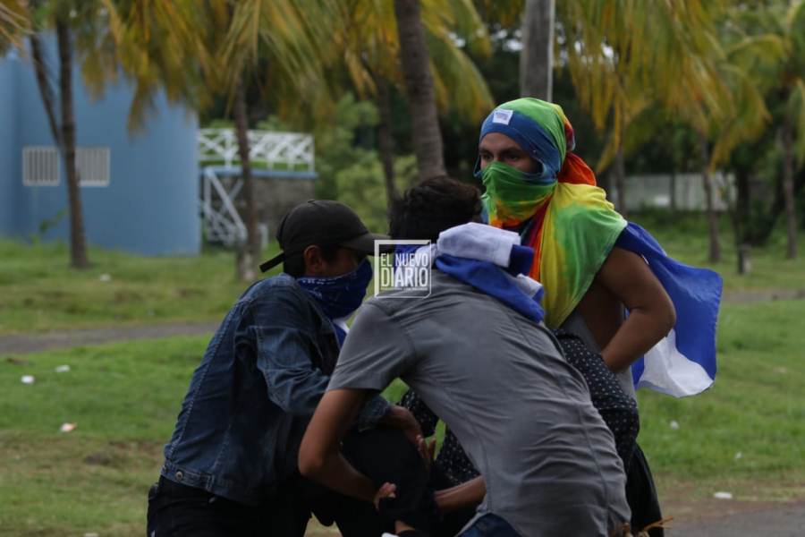 Policía ataca a jóvenes en catedral de Managua. Foto: END