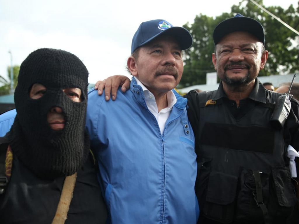 Los paramilitares y Ortega-Murillo. Foto: Cortesía