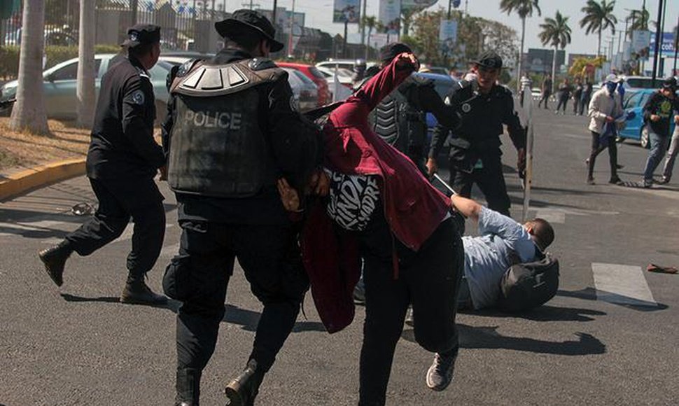 Policía Orteguista reprime a ciudadanos nicaragüenses. Foto: El Nuevo Diario