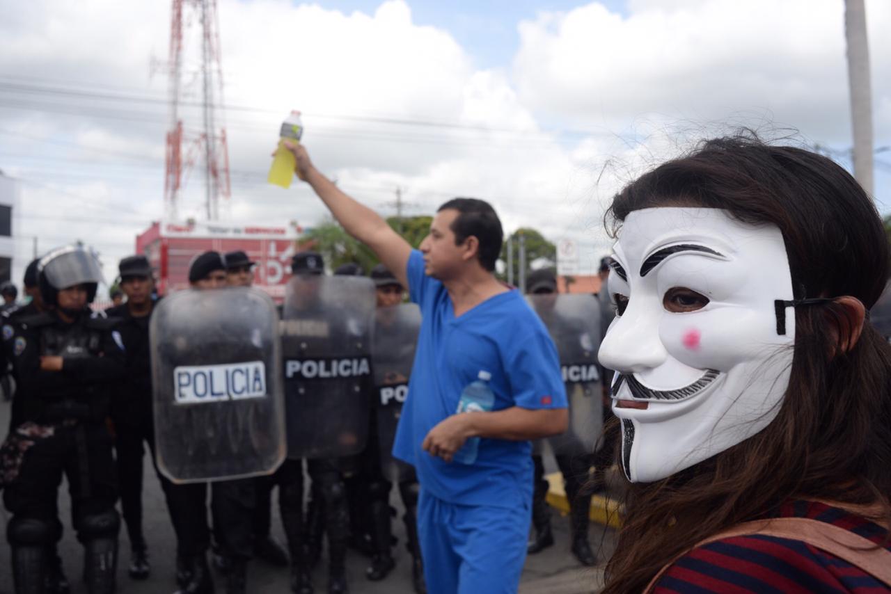 Policía orteguista a médicos: "No hay permiso para marcha, esa es la orden que tengo" Foto: O. Navarrete/La Prensa