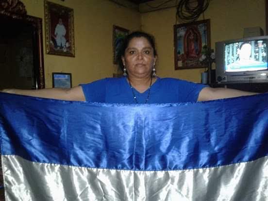 Continúa asedio de fanáticos y policías orteguistas contra exprisionera política Tania Muñoz