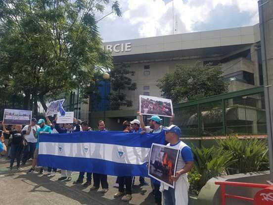 Nicas en Costa Rica protestan frente al BCIE y exigen que no siga oxigenando a la dictadura. Foto: ADNIC