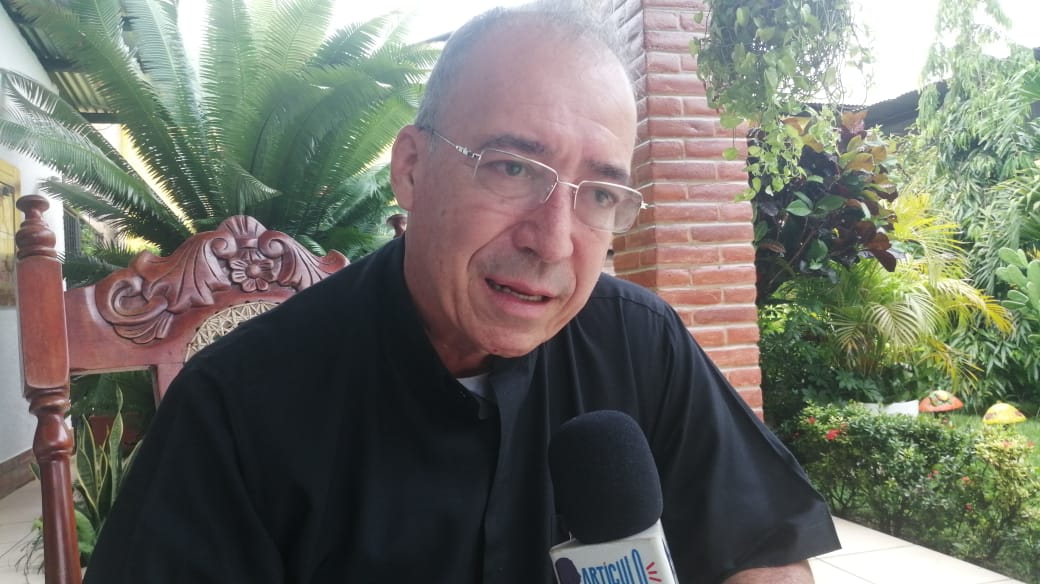 Padre Edwin Román denunció asedio y ofensas por trabajadores del aeropuerto de Nicaragua y por la Policía orteguista. Foto: Noel Miranda/Artículo 66