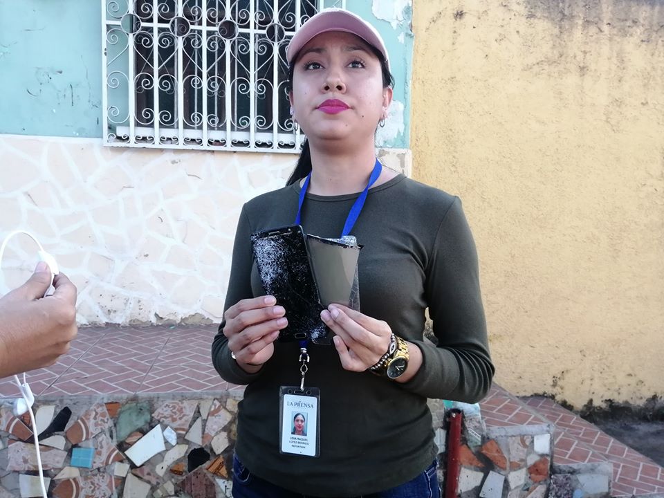 En presencia de la Policía, turbero orteguista arrebata y destruye celular a periodista de La Prensa. Foto. Noel Miranda/Artículo 66