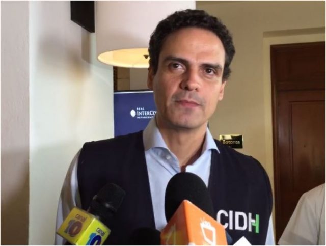Paulo Abrão, secretario de la CIDH, denuncia asedio policial e impedimento de pasar agua a familiares de presos políticos