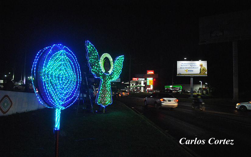 Dictadura orteguista llena de luces navideñas Managua en su afán de vender normalidad. Foto: Carlos Cortez/El 19 Digital