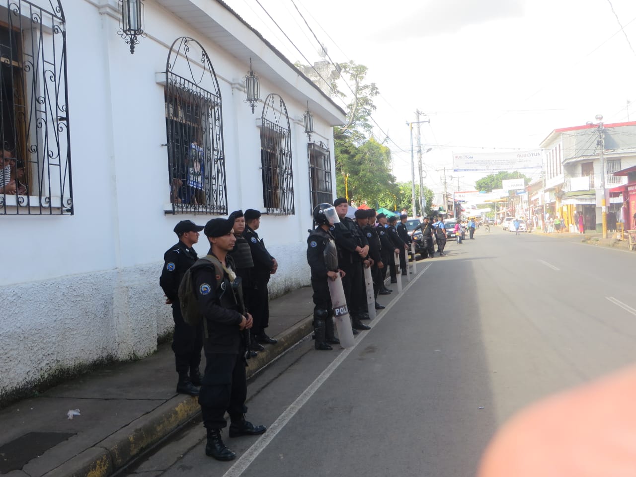 Policía cerca la iglesia San Miguel Arcángel de Masaya. Foto: Noel Miranda/Artículo 66
