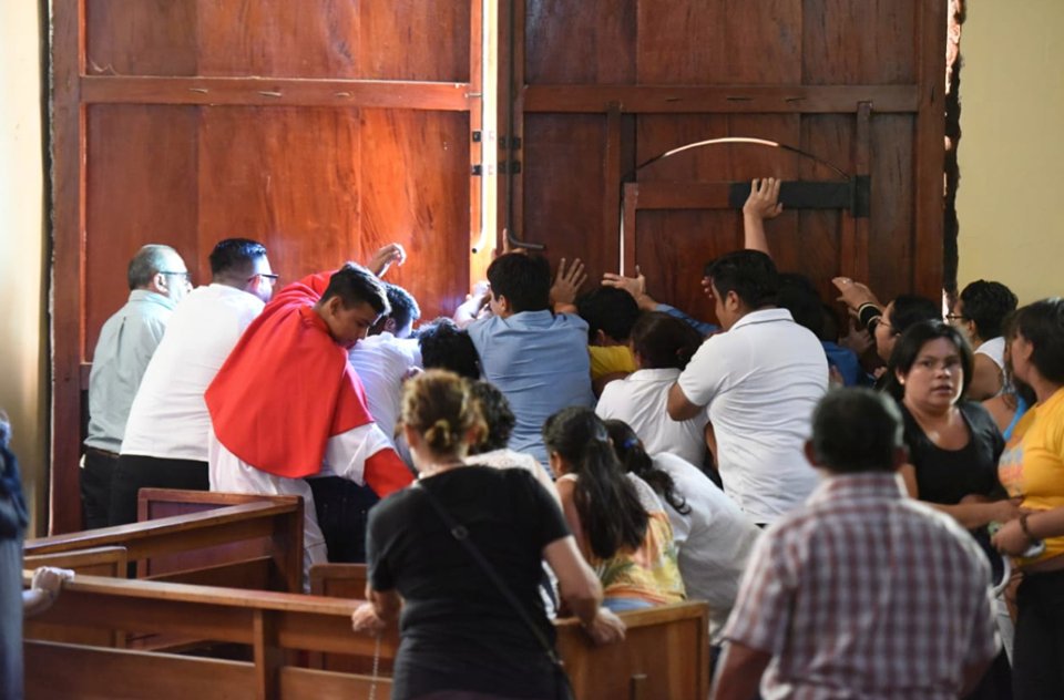 Turbas orteguistas intentan ingresar a la iglesia San Juan Bautista, tras jornada de oración. Foto: Cortesía