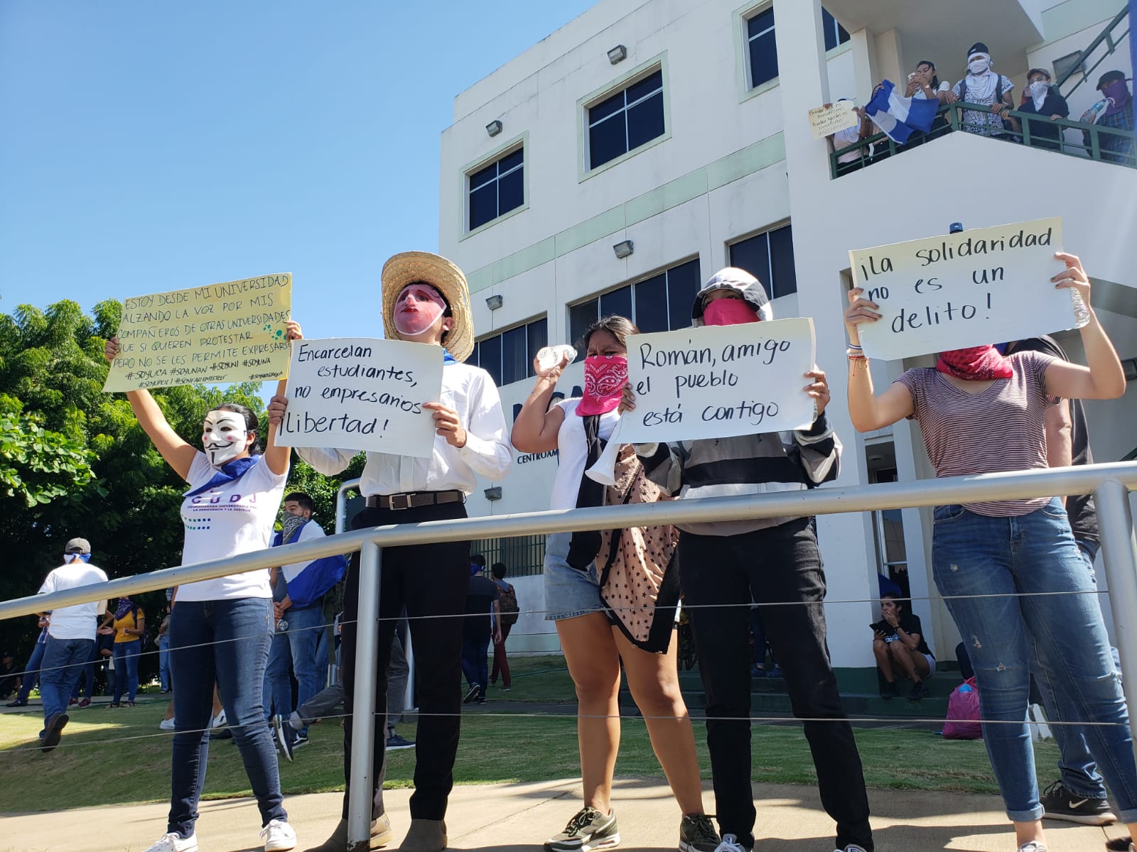 Estudiantes de la UCA protestan: "La solidaridad no es un delito"