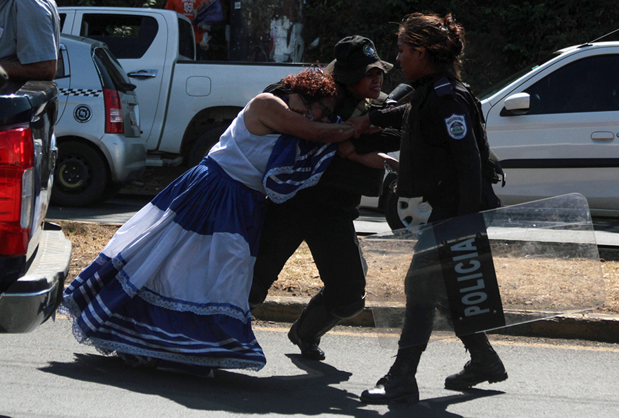 Policía Nacional agrede a manifestantes. Foto: La Prensa.