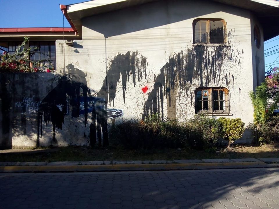 Fanáticos orteguistas vierten aceite hidráulico en la casa de Amaya Coppens