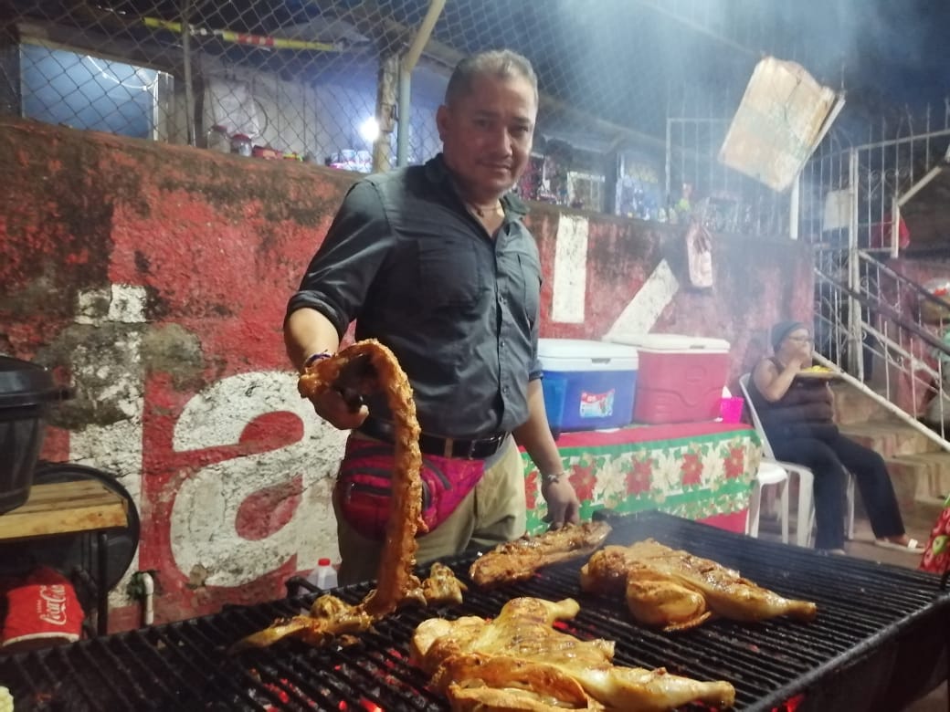 Exreo político Wilfredo Brenes en su negocio de venta de pollos asados. Foto: Noel Pérez/Artículo 66